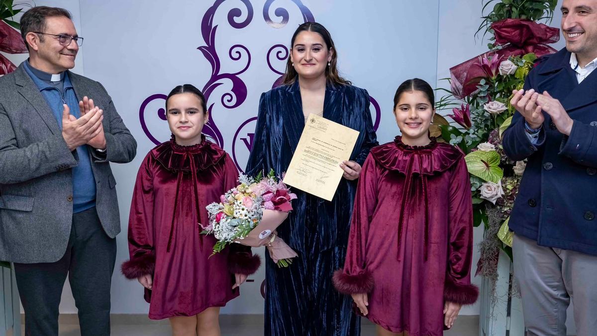 La Reiuna del Encuentro Inmaculada Puchades junto a sus camareras Marta Furió Gómez y Alexa Company Aragonés.