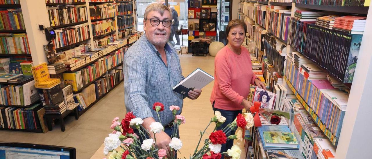 Los responsables de Libraría Cartabón, uno de los pocos establecimientos que abrió en la jornada de ayer.