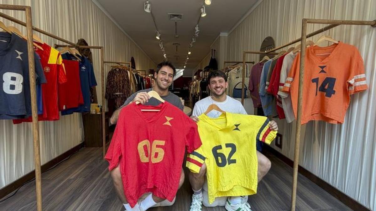 Guillem Muñoz y Pol Joven vuelan esta semana a Nueva York para presentar este singular proyecto textil, una colección de camisetas hechas a mano con detalles particulares de cada país y su historia mundialista