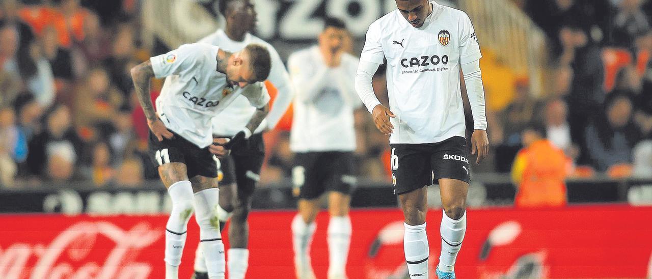 Castillejo y Lino se lamentan tras la derrota contra el Sevilla