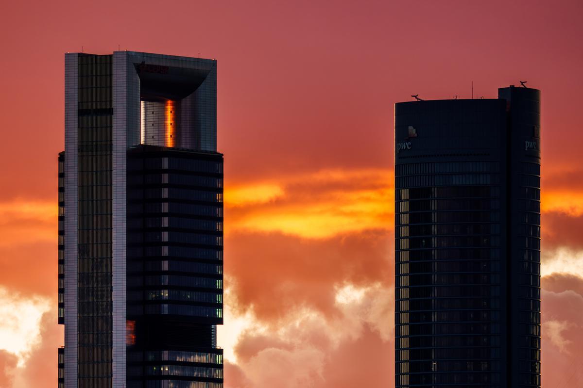 Puesta de sol en la zona de negocios de Cuatro Torres, Madrid