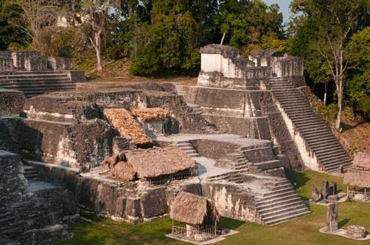 Acrópolis Norte de las ruinas mayas de Tikal.