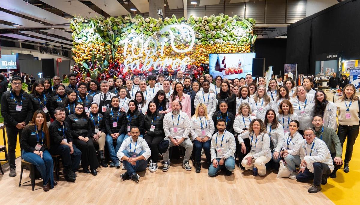 Estudiantes del Centro de Cualificación Turística junto a la consejera Carmen Conesa en Madrid Fusión