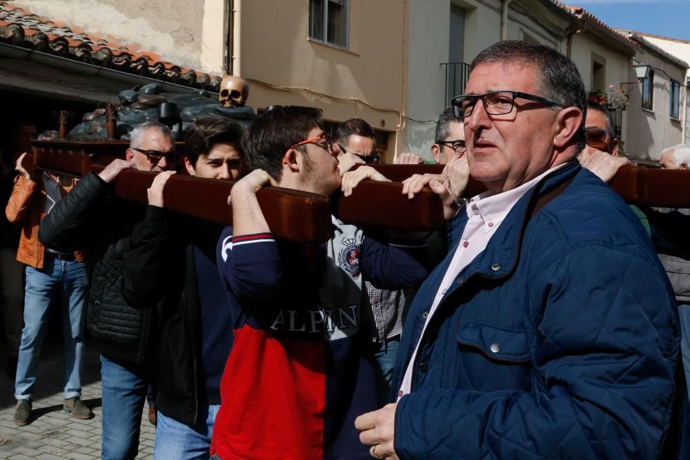 Preparativos del Cristo del Amparo para las Capas