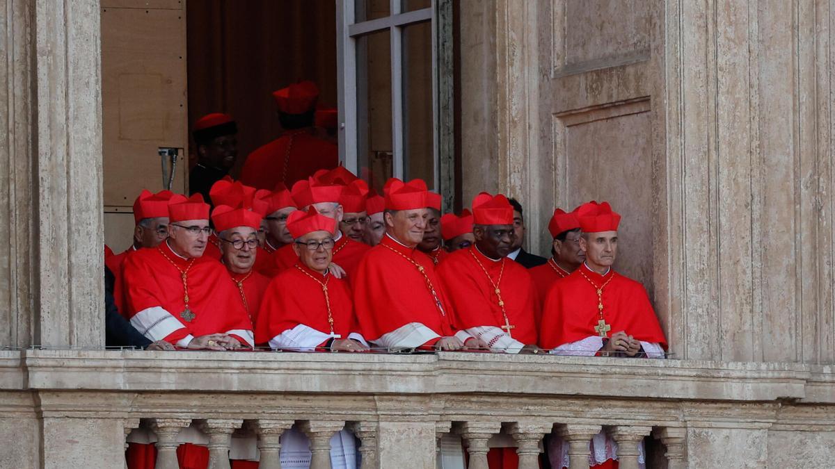 VATICAN CITY (Vatican City State (Holy See)), 08/05/2025.- Cardinals gather on a balcony of St. Peter's Basilica to watch newly elected Pope Leo XIV speak from the central loggia of Saint Peter's Basilica, Vatican City, 08 May 2025. (Papa, Cardenal) EFE/EPA/GIUSEPPE LAMI