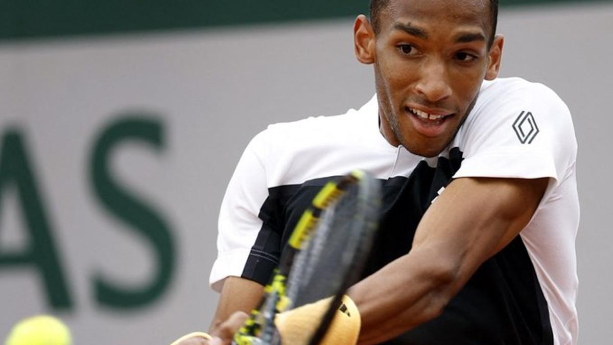 Auger Aliassime devuelve un révés en Roland Garros.