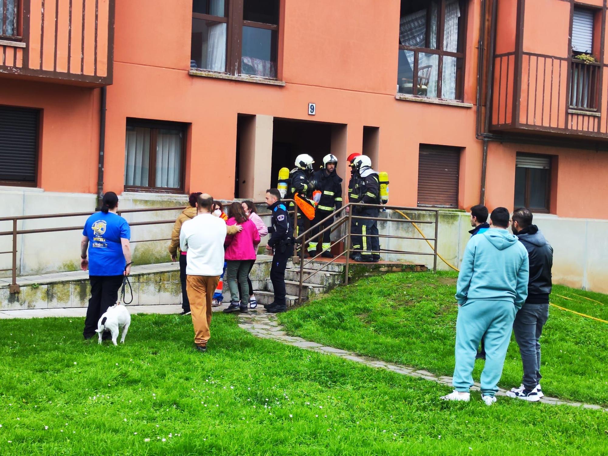 Un incendio obliga a desalojar un bloque de protección oficial en Villaviciosa