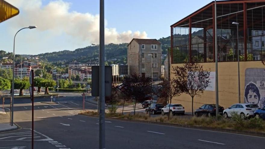 La columna del incendio de Toén, desde el barrio de A Ponte