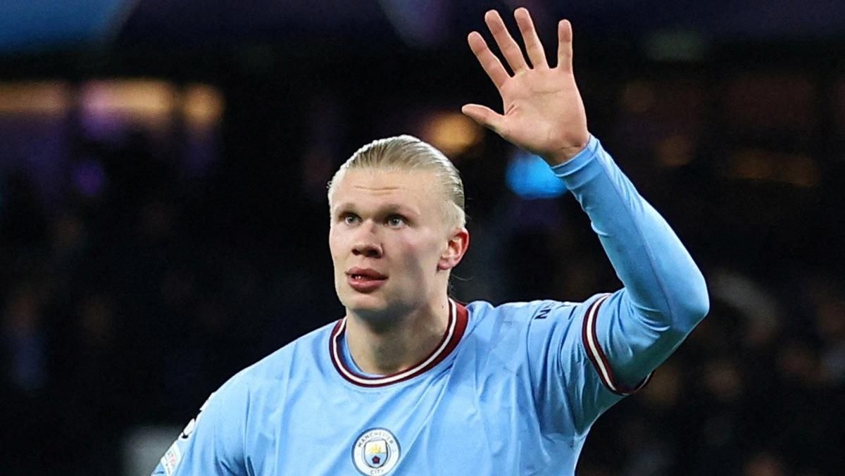 Erling Haaland abre los cinco dedos aludiendo a los cinco goles anotados en el City-Leipzig.