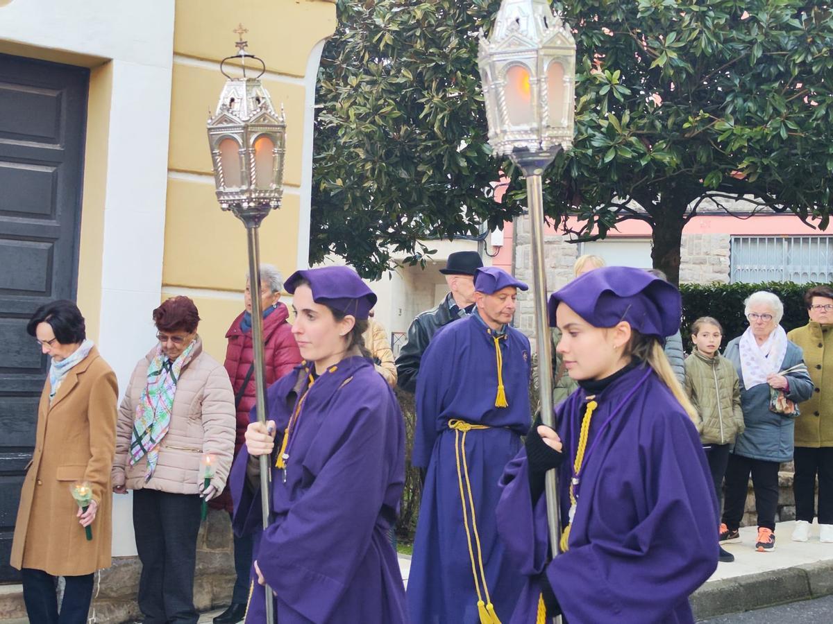 SEMANA SANTA VILLAVICIOSA 2023 | La procesión de la Soledad recorre ...