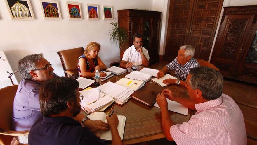 Representantes vecinales, con el equipo de Gobierno.