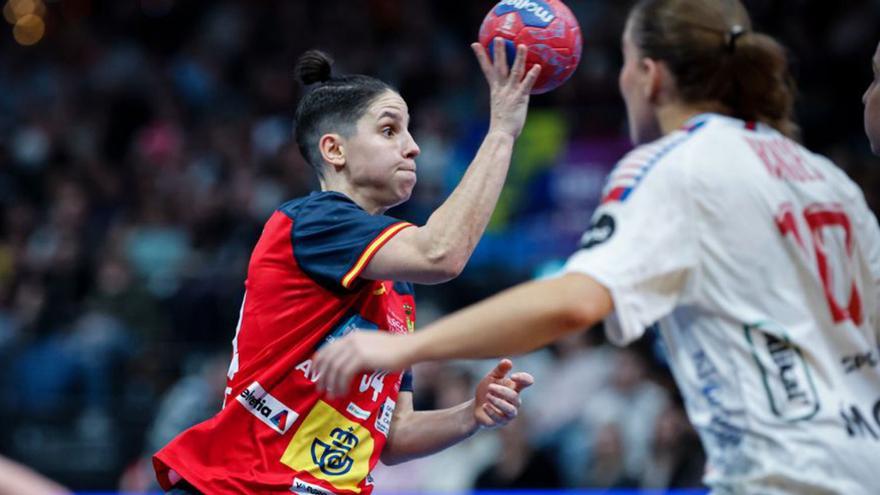 Alicia Fernández, durante el partido ante Islas Feroe. |  RFEBM