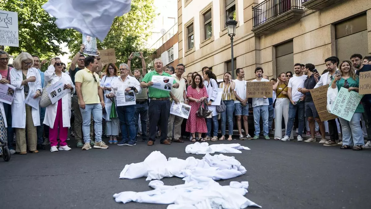 Los médicos extremeños claman en su jornada de huelga: "Batas al suelo, nos vamos al extranjero"