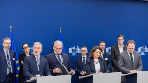 El alcalde de Barcelona, Jaume Collboni, junto al alcalde de Roma, Roberto Gualtieri, la vicepresidenta ejecutiva de la Comisión, Teresa Ribera, y el Comisario Europeo de Vivienda, Dan Jorgensen.