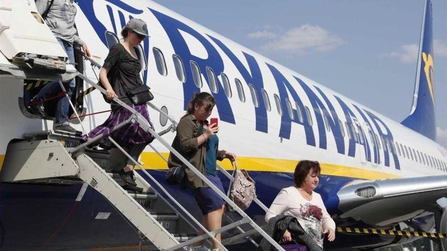 Ryanair rechaza las acusaciones de sus pilotos sobre el cierre de sus bases