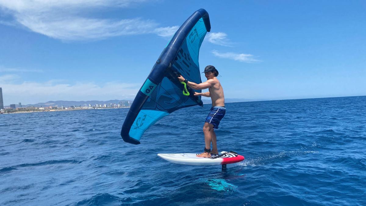 Un wing foil vuela por la costa de Barcelona