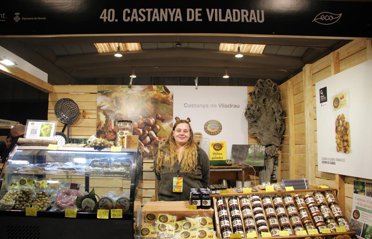 L'Aroa Sánchez, darrere l'estand de Castanya de Viladrau