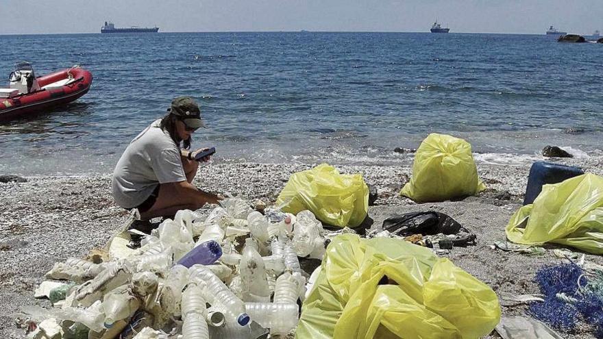 Los fondos marinos de la Región, en peligro por acumulación de plásticos