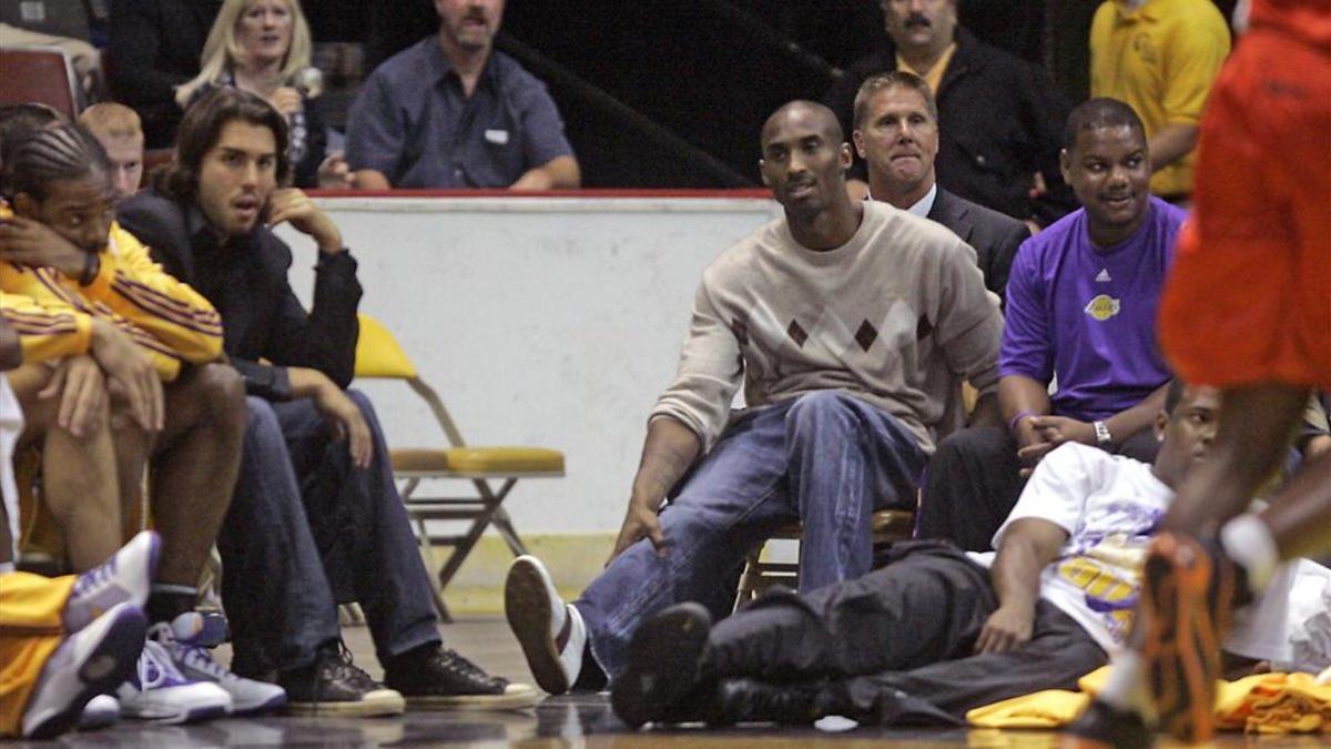 Kobe, siguiendo uno de los partidos de los Lakers esta temporada