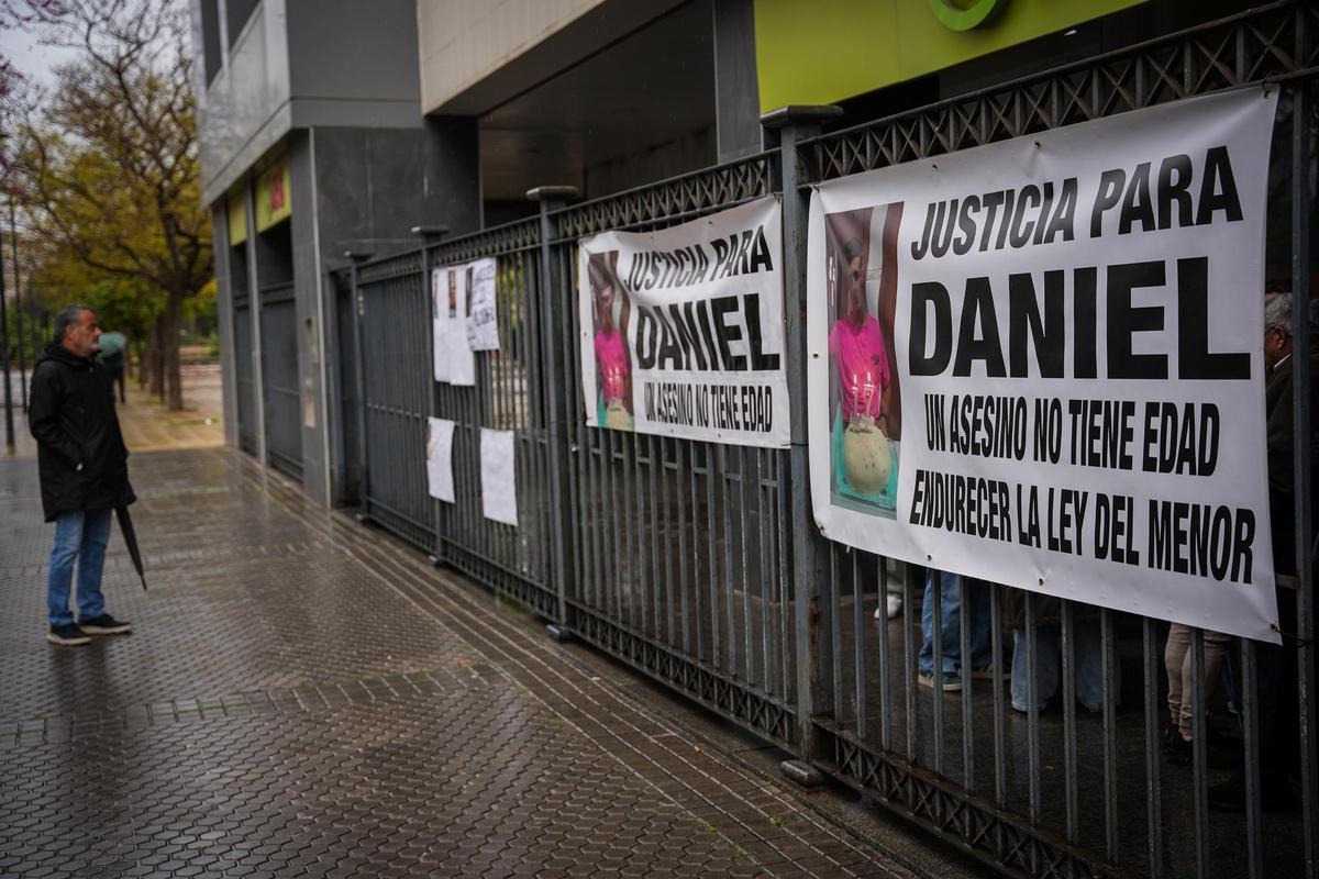 Pancartas y fotos a las puertas de los Juzgados de Menores de Sevilla, pidiendo justicia para Daniel