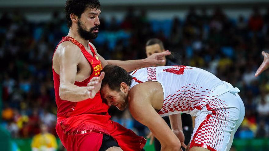 Bogdanovic golpea a Sergi Llull en el partido entre Croacia y España .