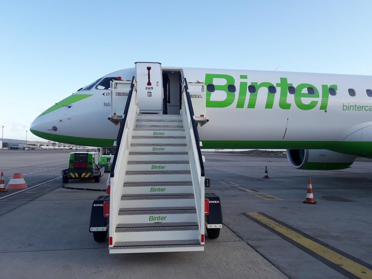 Imagen de una escalinata de acceso a un avión de Binter.