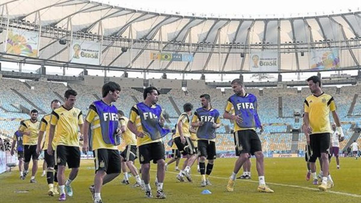 Los jugadores de la selección española evolucionan, ayer, sobre el césped del estadio Maracaná.