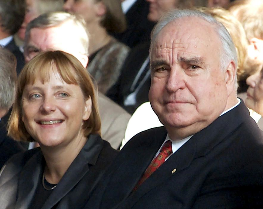 FILE PHOTO -  Former German Chancellor Kohl ...