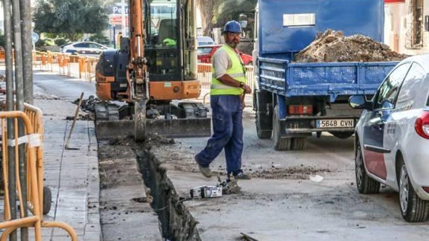 Una excavadora rompe una tubería de gas y obliga a desalojar dos viviendas