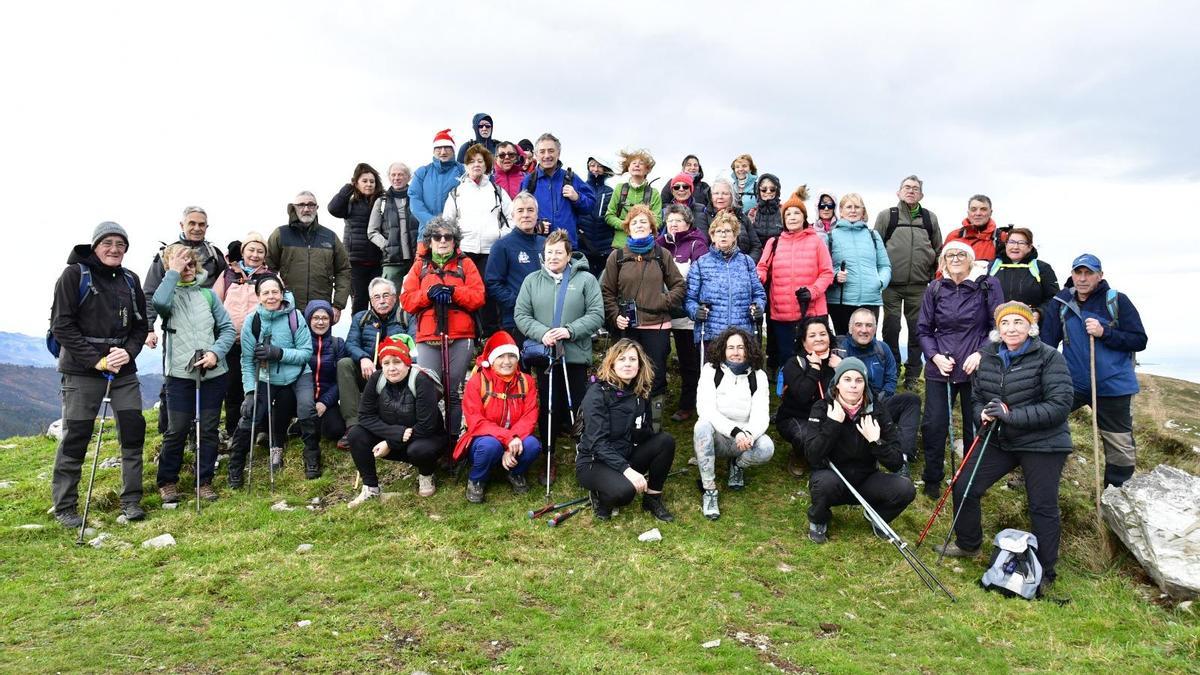 El grupo, en la cumbre tras la ruta con la que cerraron este año.