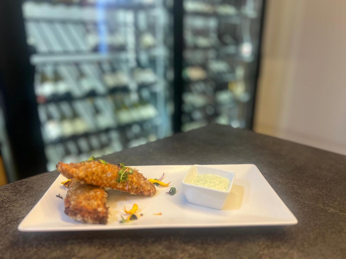 Empanada de mariscos estilo caribe con salsa fina de lima y jengibre.