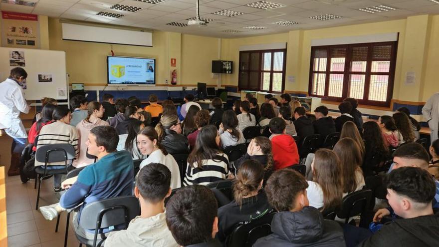 Alumnos del Pardo Tavera durane la charla de Celia Tundidor. |