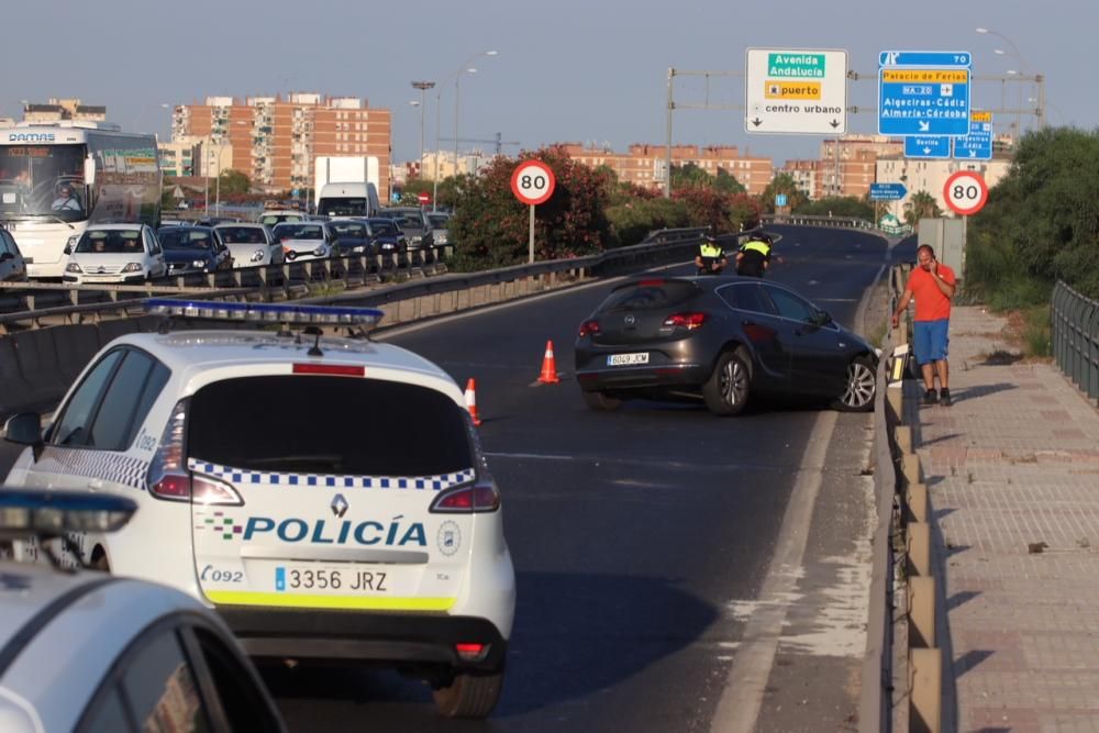 La vía que accede a Málaga capital junto al campus universitaria tenía que ser cortada a la altura del Polígono Alameda por el choque de varios turismos que no dejó heridos de consideración