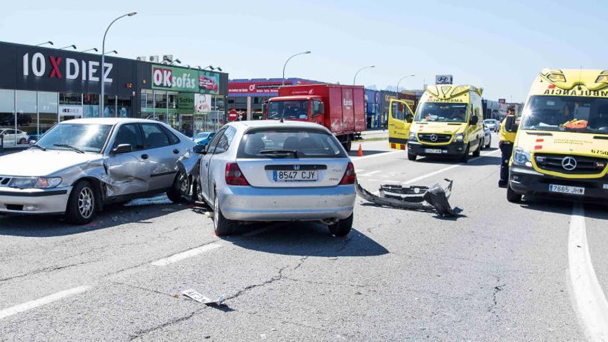 Un accident de trànsit a la C-16 a la recta de Sallent amb tres cotxes implicats.