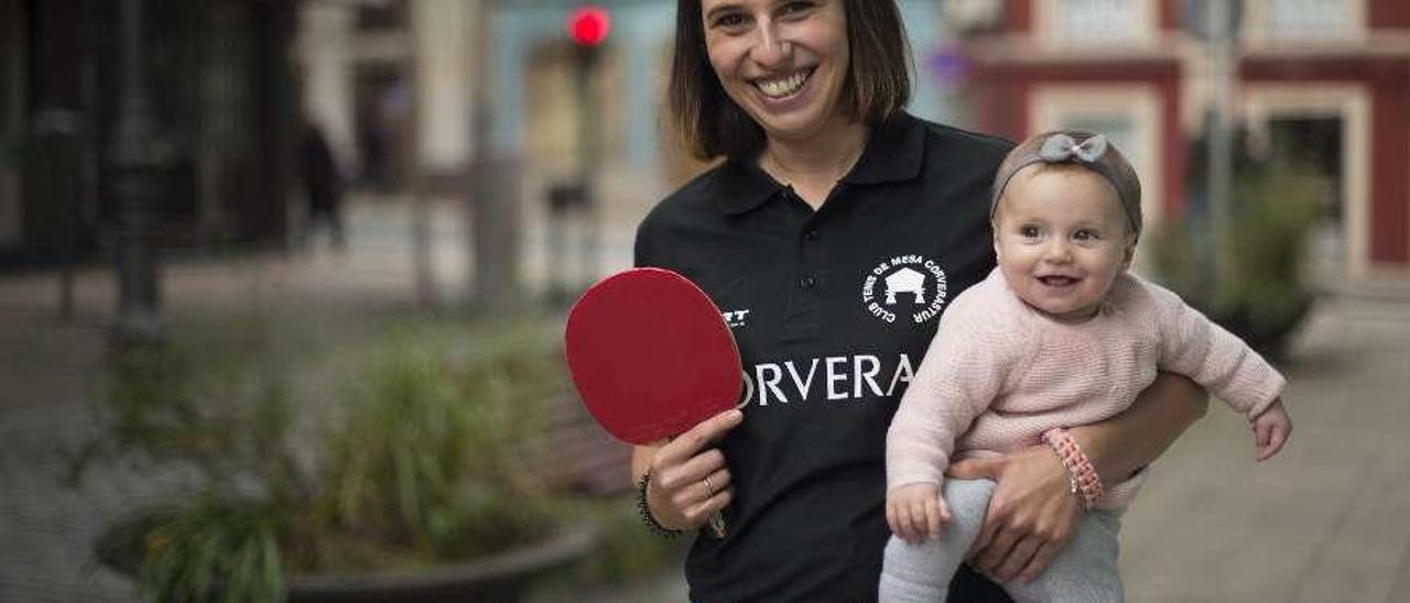 Miriam Martínez, del Corverastur, con su hija Nora en brazos, ayer, en Avilés.