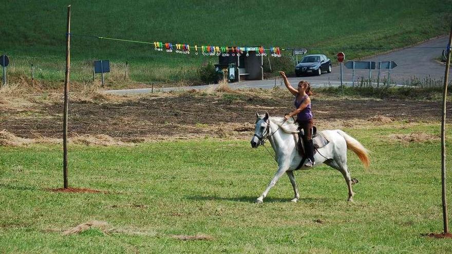 Una participante en la carrera de cintas a caballo, en una pasada edición de las fiestas.