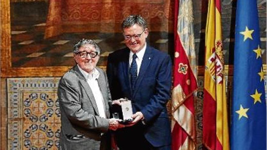 El president de la Generalitat Valenciana, Ximo Puig, fa entrega d&#039;un guardó al pintor Juan Genovés.