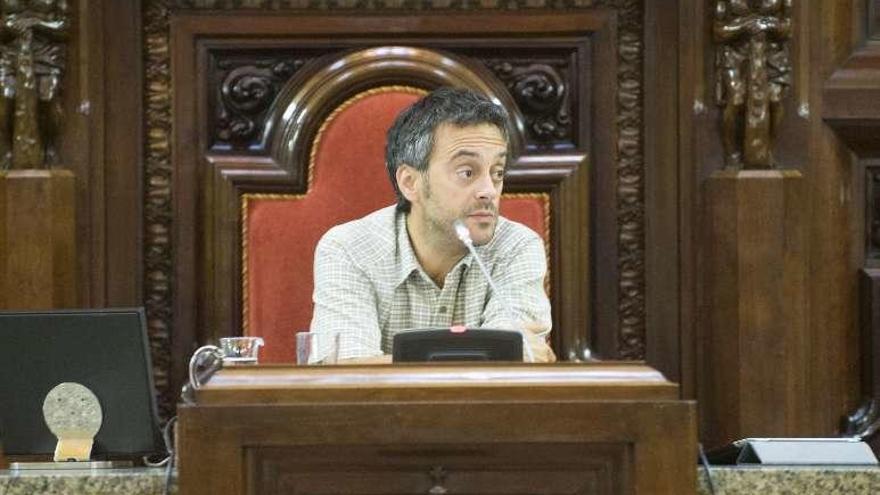 El alcalde, Xulio Ferreiro, preside, el viernes, la sesión plenaria.