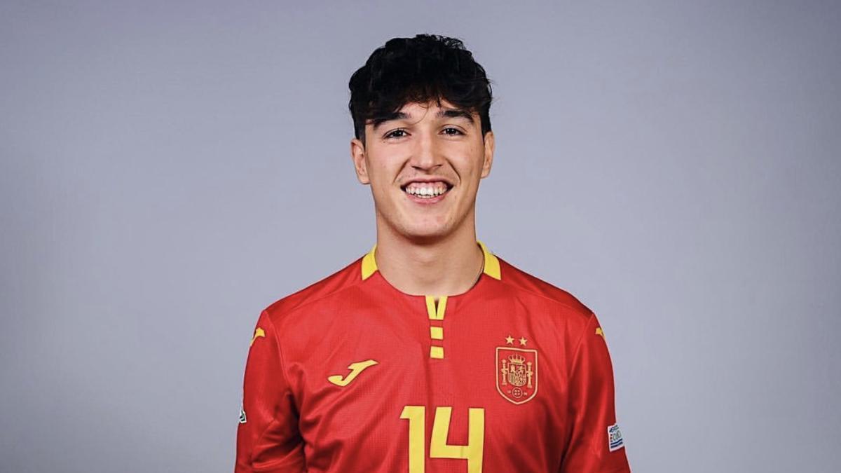 Álex García, jugador de la UD Ibiza-Gasifred, con la selección nacional Sub-19 de fútbol sala.