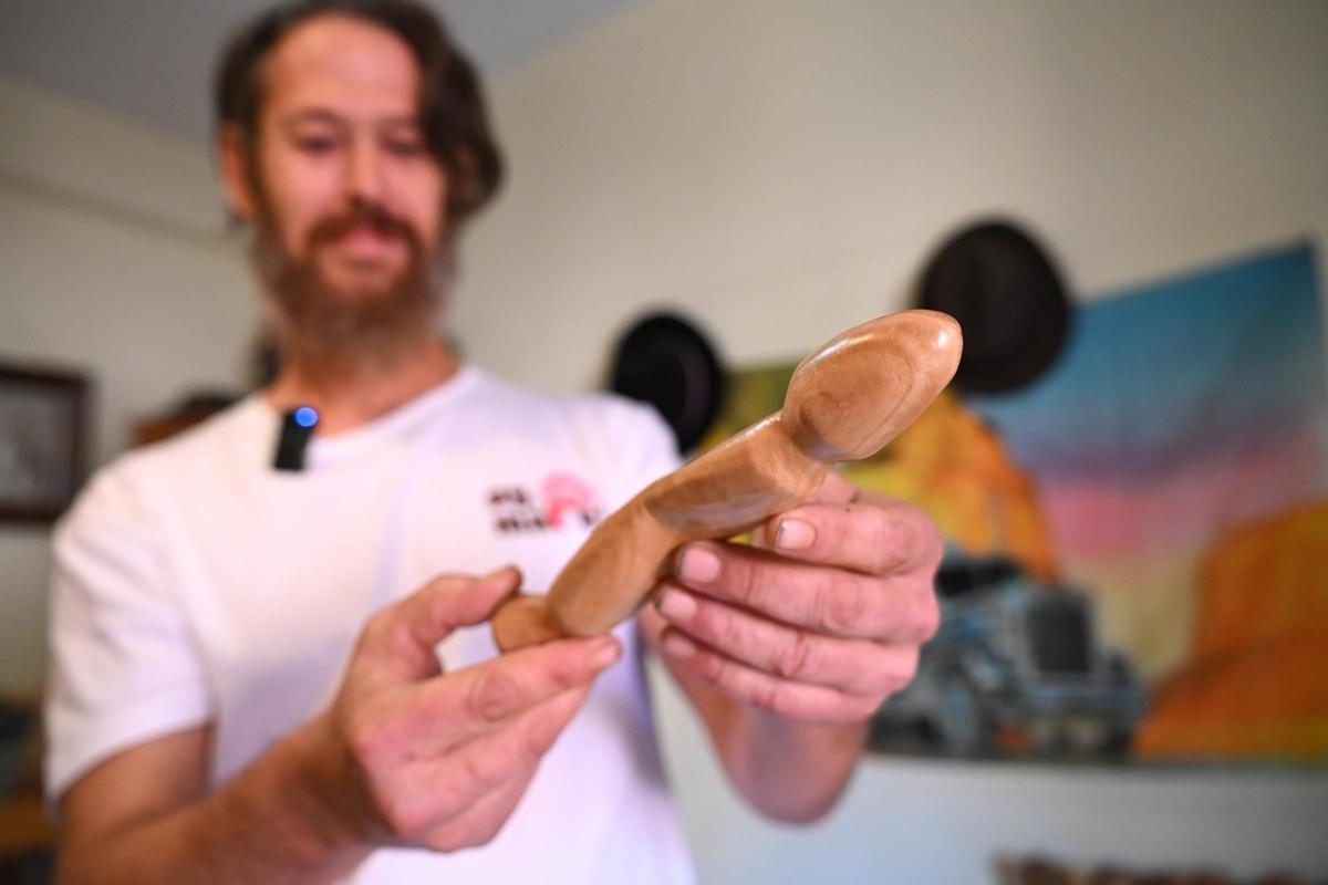 El artesano con una de sus creaciones más exolícita