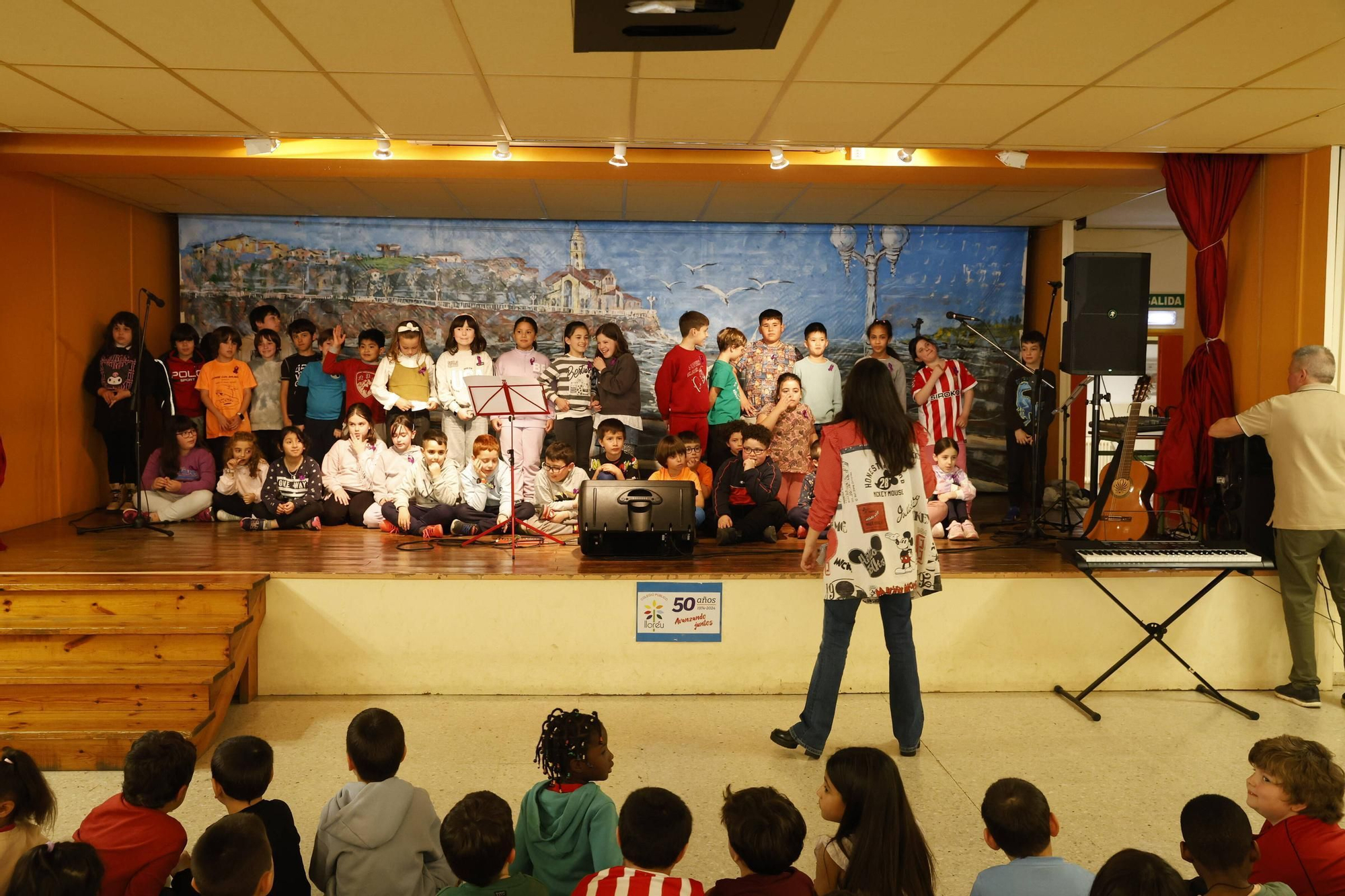 La visita de Adrián Barbón al colegio Lloréu, en Gijón