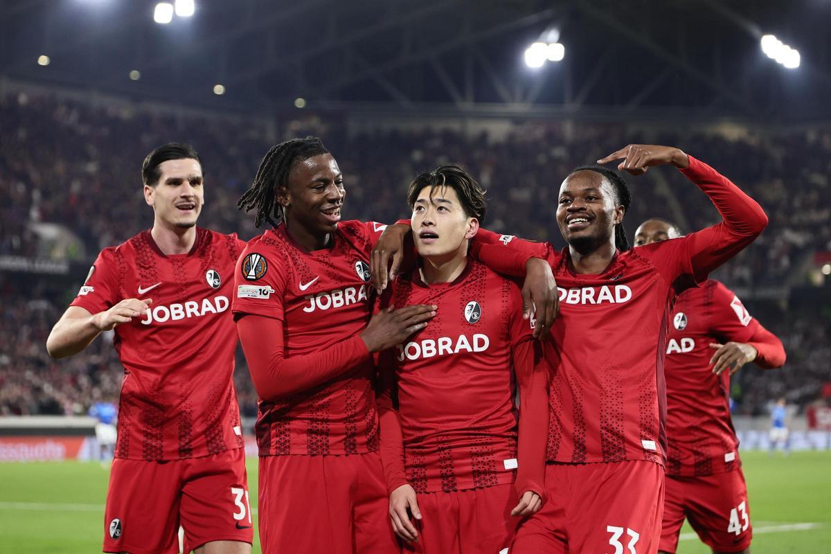 Los jugadores del Friburgo celebran uno de los goles ante el Genk