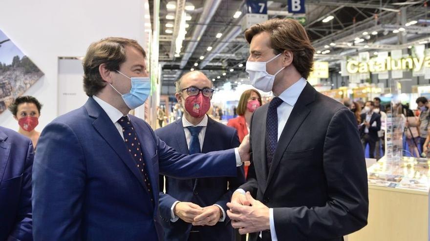 El vicesecretario de Comunicación del PP, Pablo Montesinos, con el presidente de Castilla y León, Alfonso Fernández Mañueco, en la feria de Fitur.