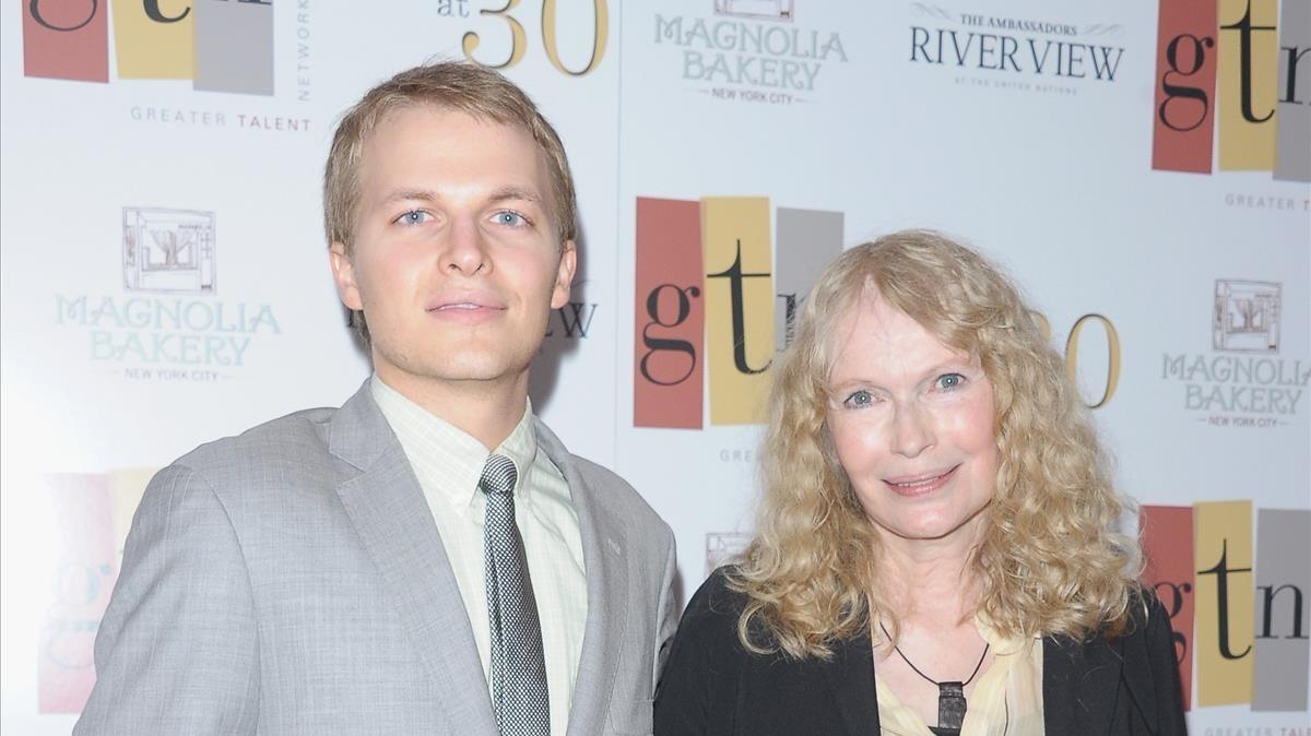 Ronan Farrow con su madre, Mia Farrow, en una ceremonia en Nueva York, en el 2012.