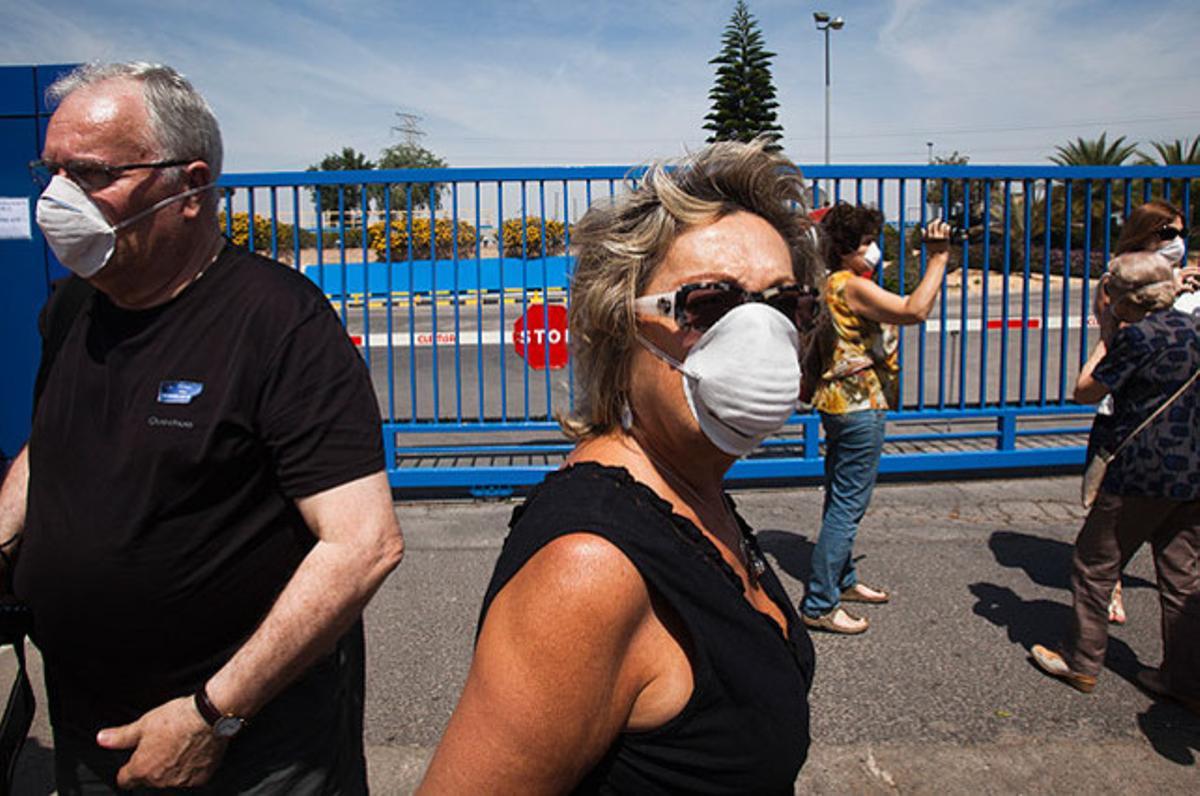 Una dona participa en la Ruta del Malbaratament, una oferta de ’turisme ciutadà’ que recorre 15 punts negres de l’endeutament de la ciutat, a València.