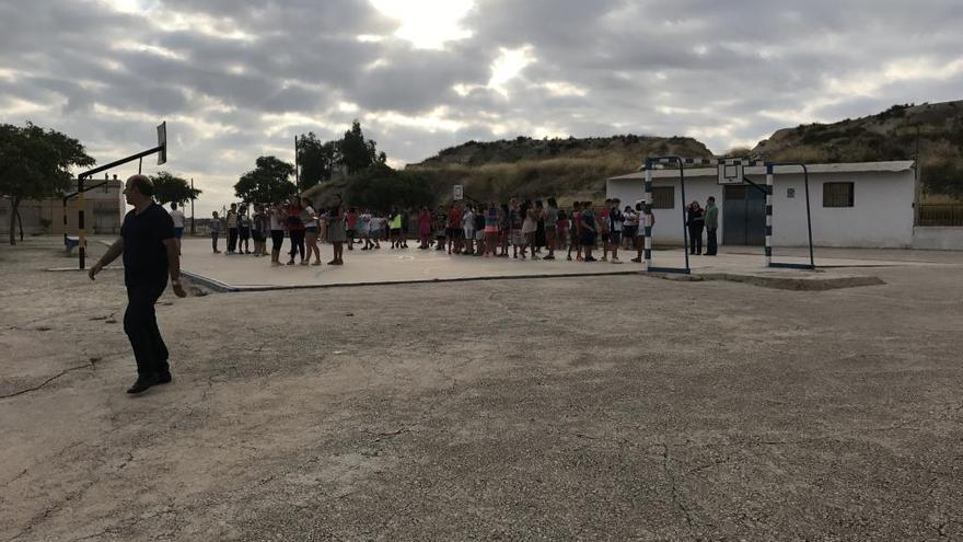 Los alumnos del colegio José Alcolea de Archena en el centro del patio durante la evacuación