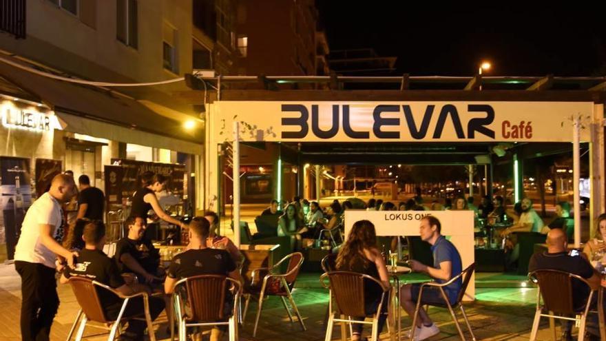 Terraza del Bulevar Music Lounge Bar en el Paseo Florencia, junto a Ronda Sur