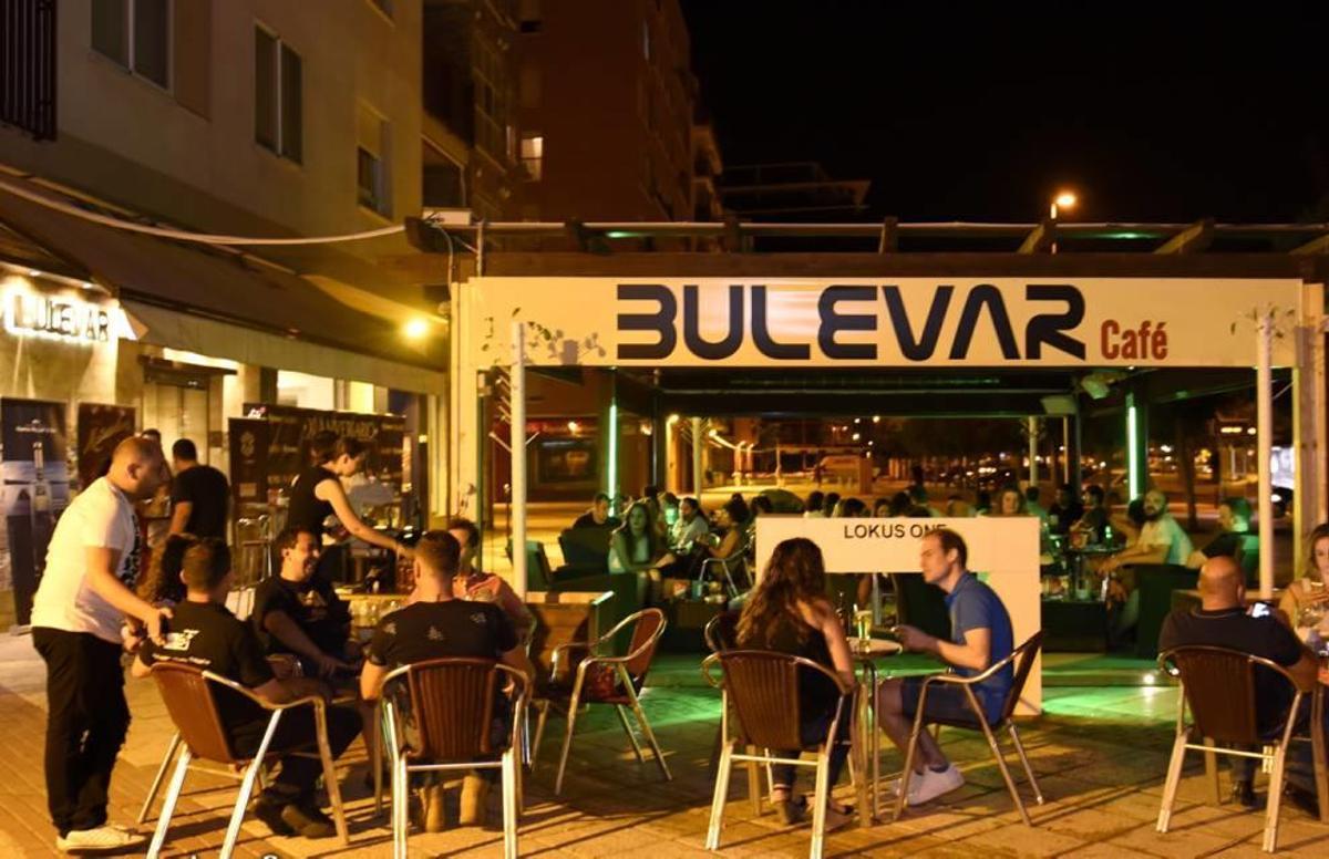 Terraza del Bulevar Music Lounge Bar en el Paseo Florencia, junto a Ronda Sur