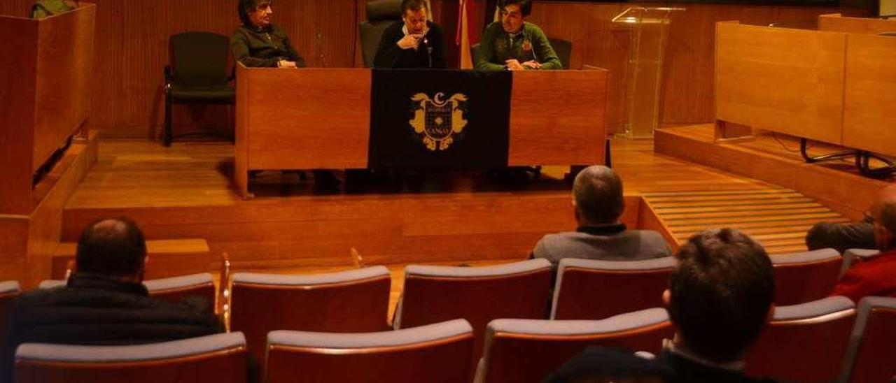 Un momento de la asamblea de ayer del Balonmán Cangas en el salón de plenos. // Gonzalo Núñez