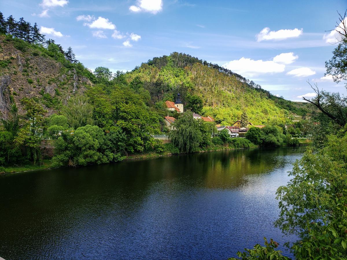 Río Berounka en Karlstejn, República Checa